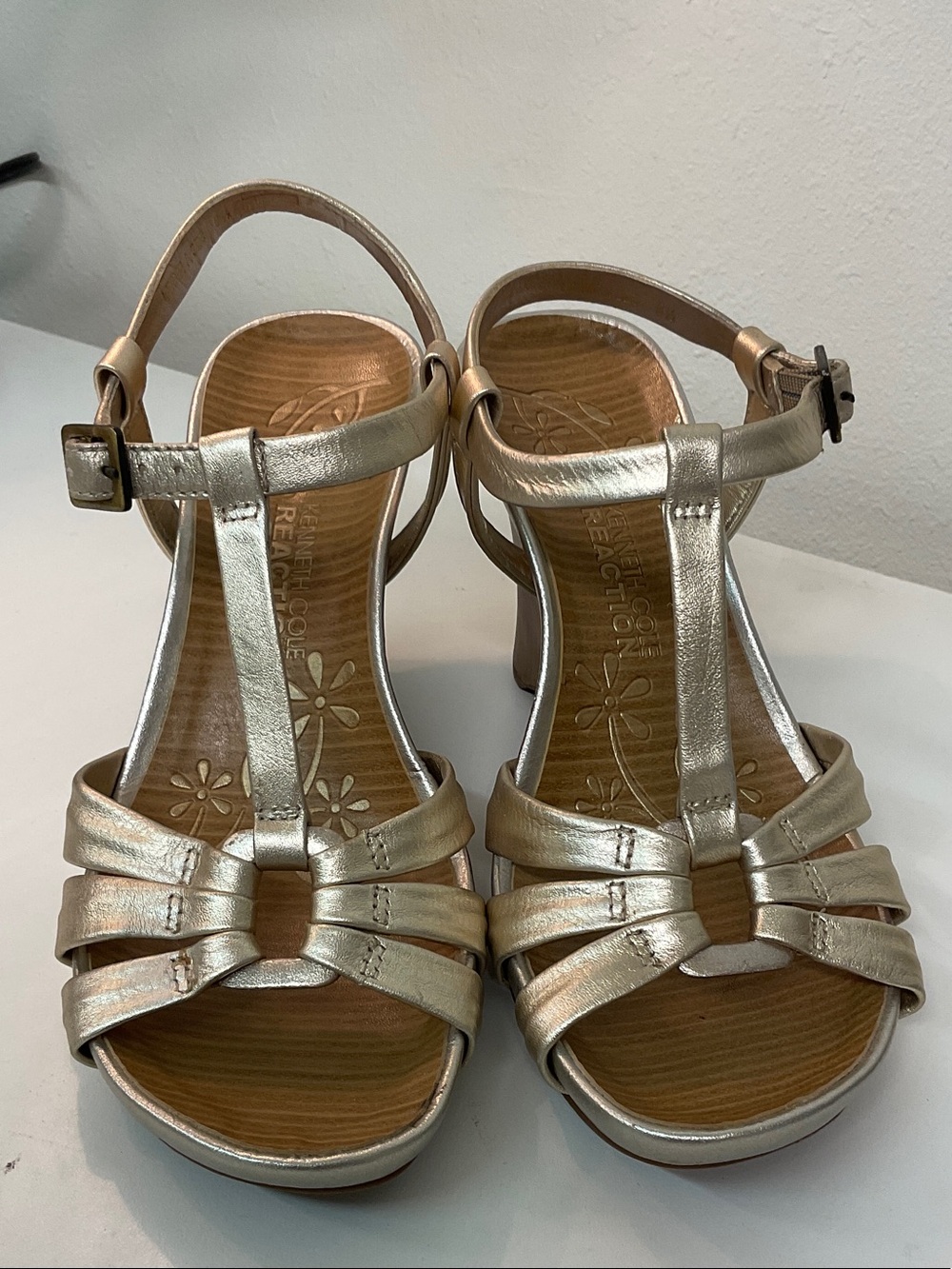 Kenneth Cole Gold Metallic T-Strap Wedge Wooden Heeled Sandals Size 6.5